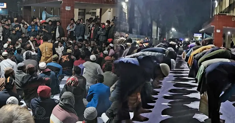 বিক্ষোভ ও নামাজ পড়ছেন নেতাকর্মীরা